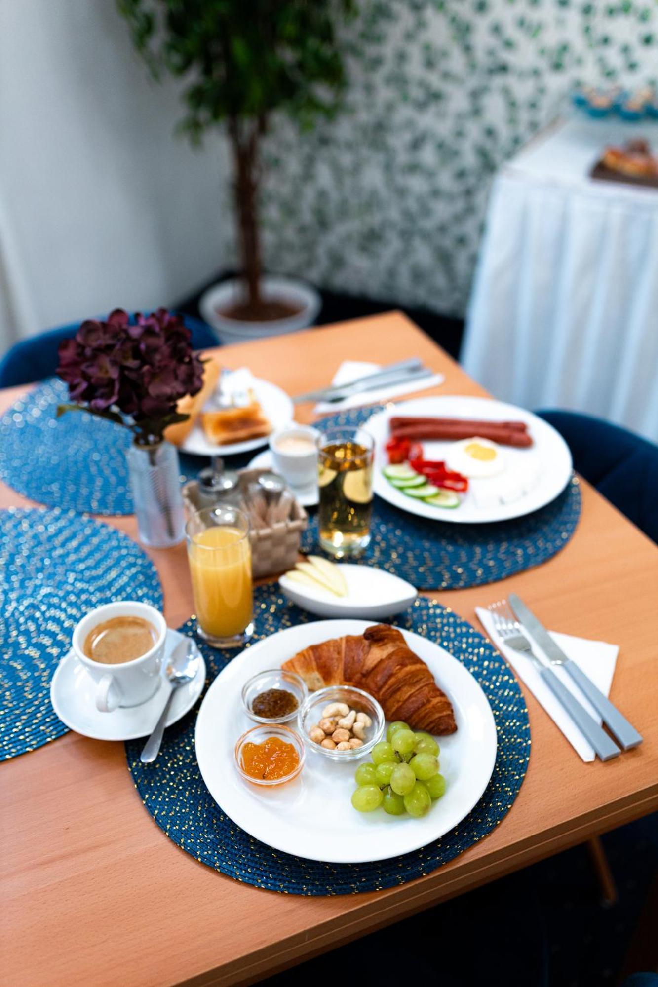 Hotel Apollon Литомержице Экстерьер фото
