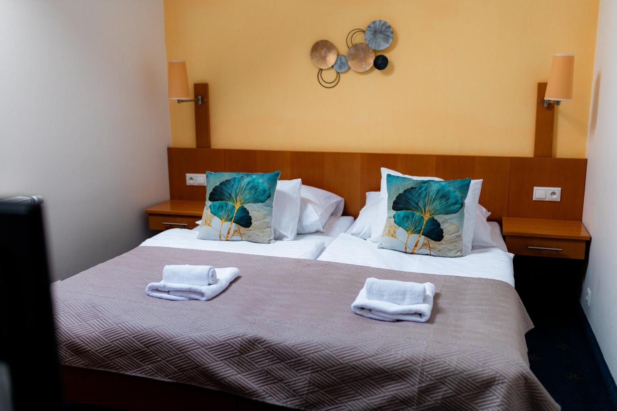 Hotel Apollon Литомержице Экстерьер фото