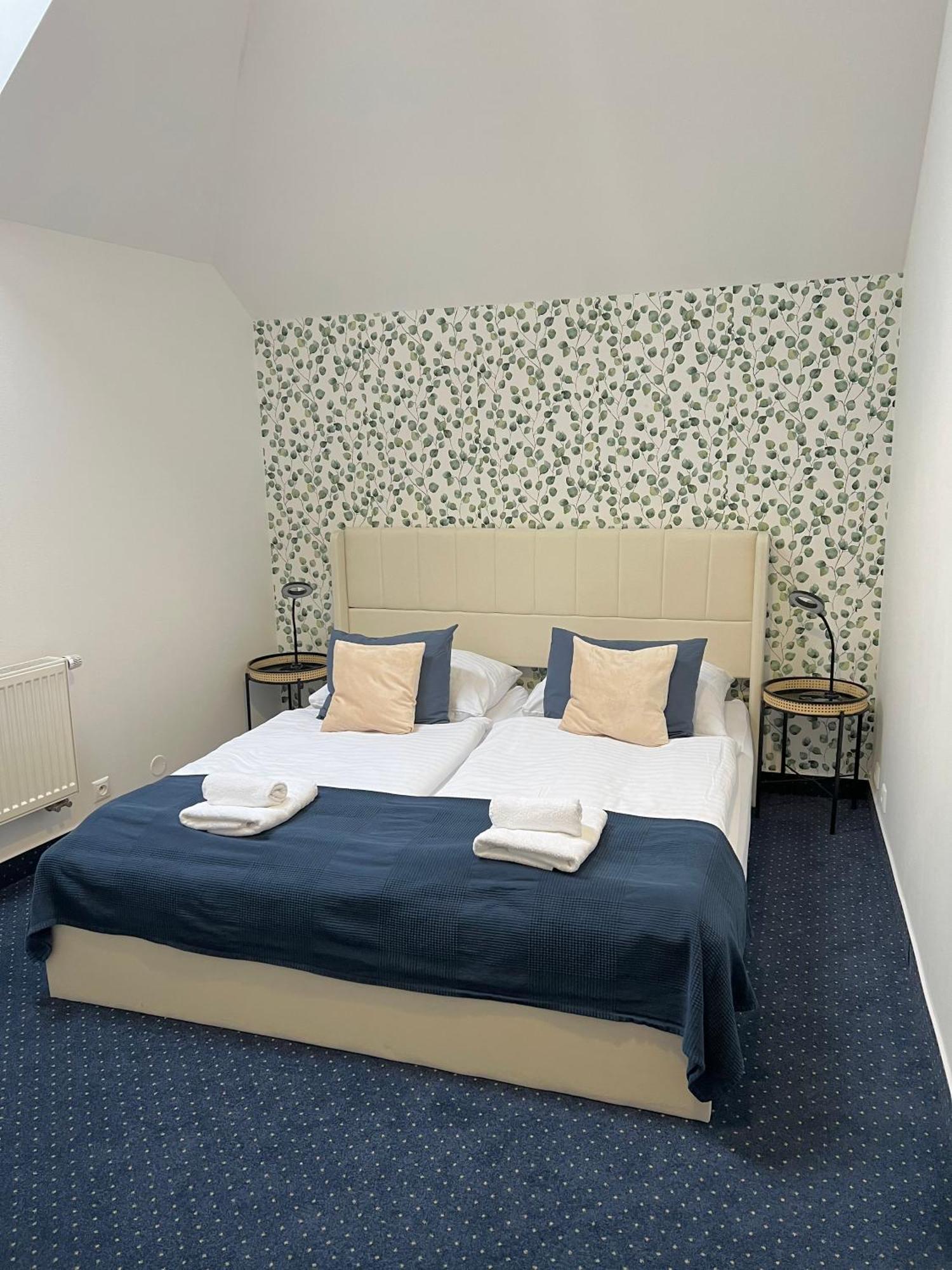 Hotel Apollon Литомержице Экстерьер фото