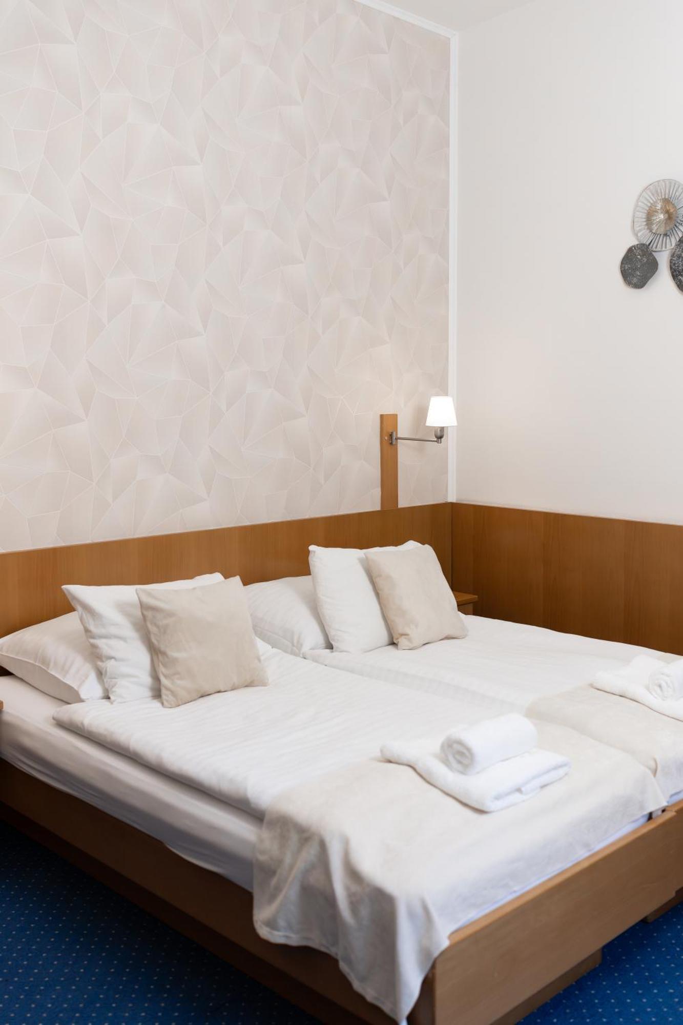 Hotel Apollon Литомержице Экстерьер фото
