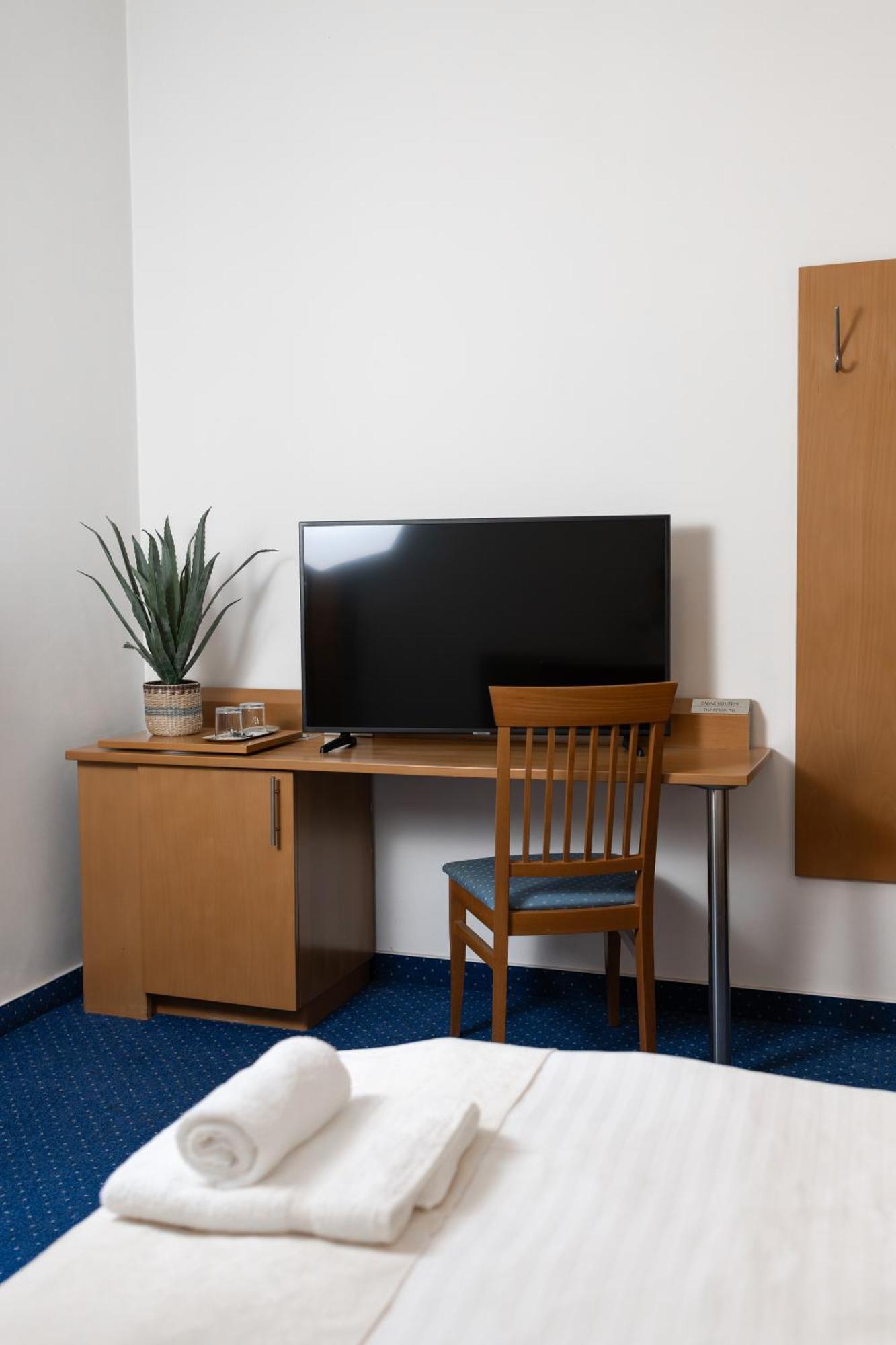 Hotel Apollon Литомержице Экстерьер фото